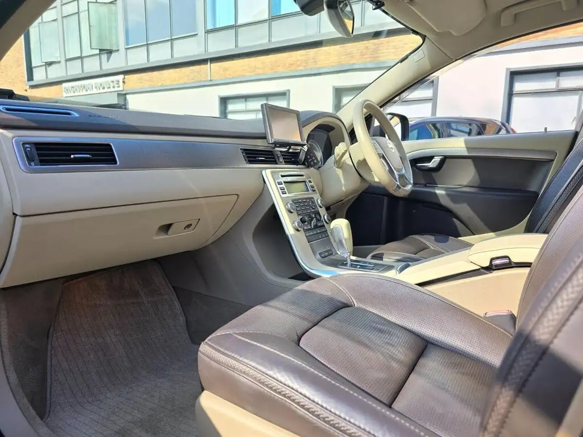 2011-volvo-xc70-30-t6-se-big-36