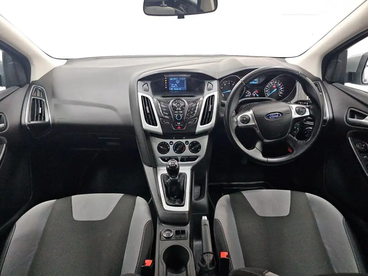 2012-ford-focus-10-zetec-100ps-hatchback-big-1