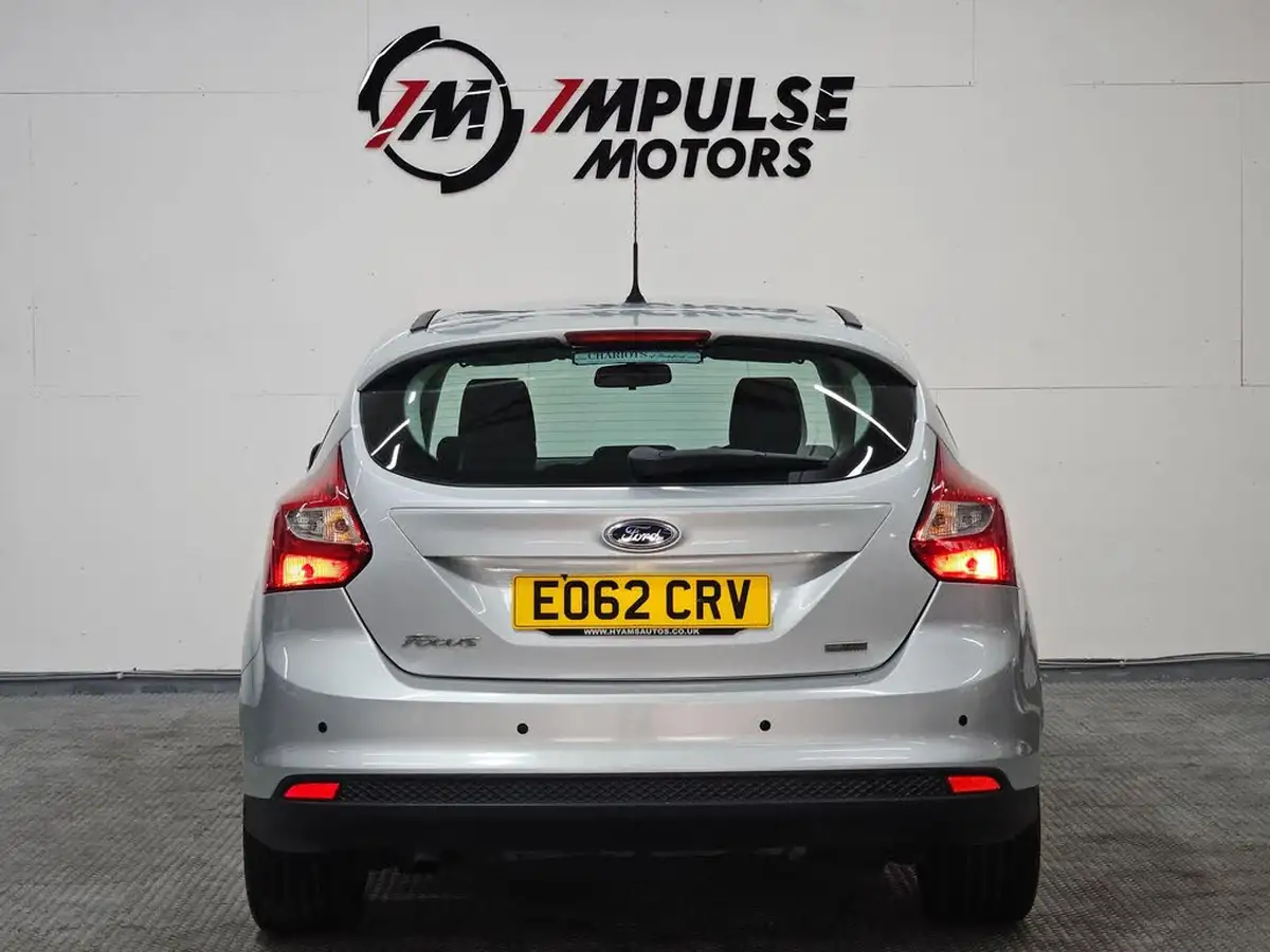 2012-ford-focus-10-zetec-100ps-hatchback-big-5
