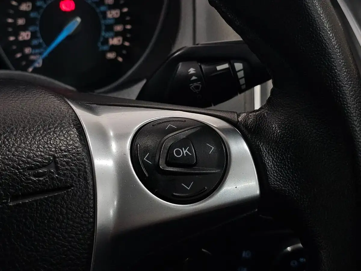 2012-ford-focus-10-zetec-100ps-hatchback-big-50