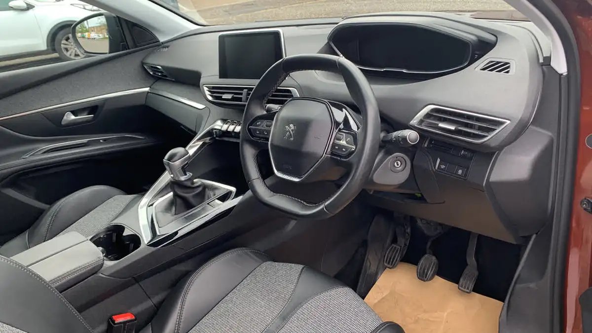 2017-peugeot-3008-suv-12-puretech-allure-big-10