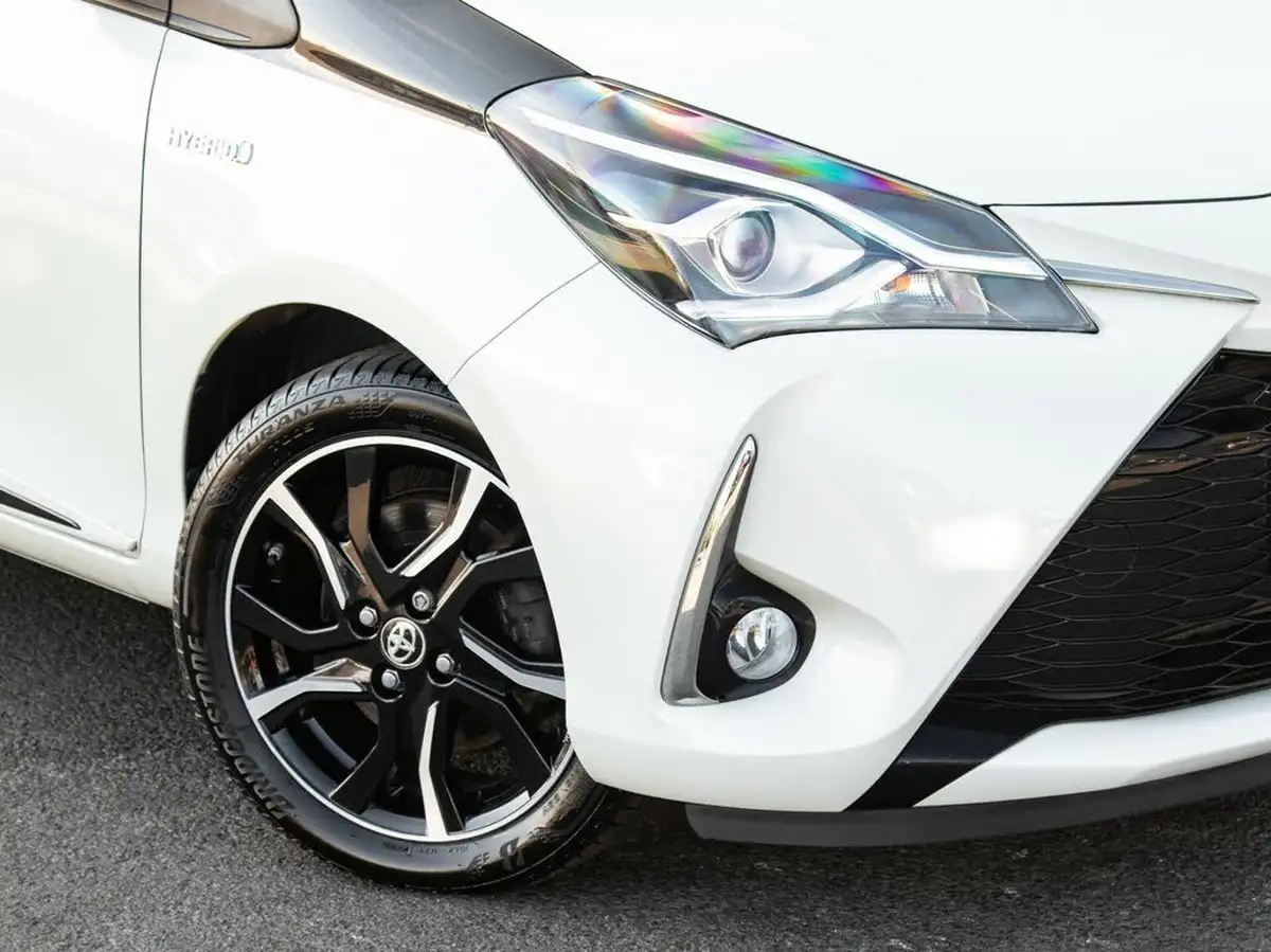 2018-toyota-yaris-15-vvt-i-grey-bi-tone-hybrid-big-9