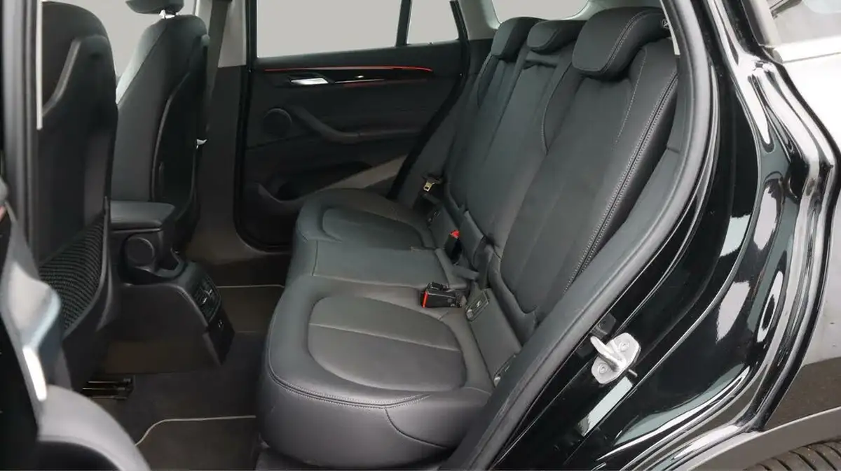 2022-bmw-x1-20-sdrive20i-xline-big-16