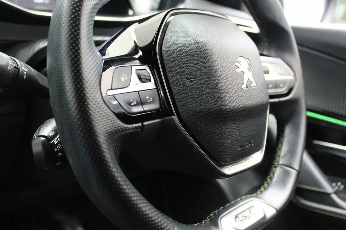 2021-peugeot-2008-suv-12-puretech-gt-big-36