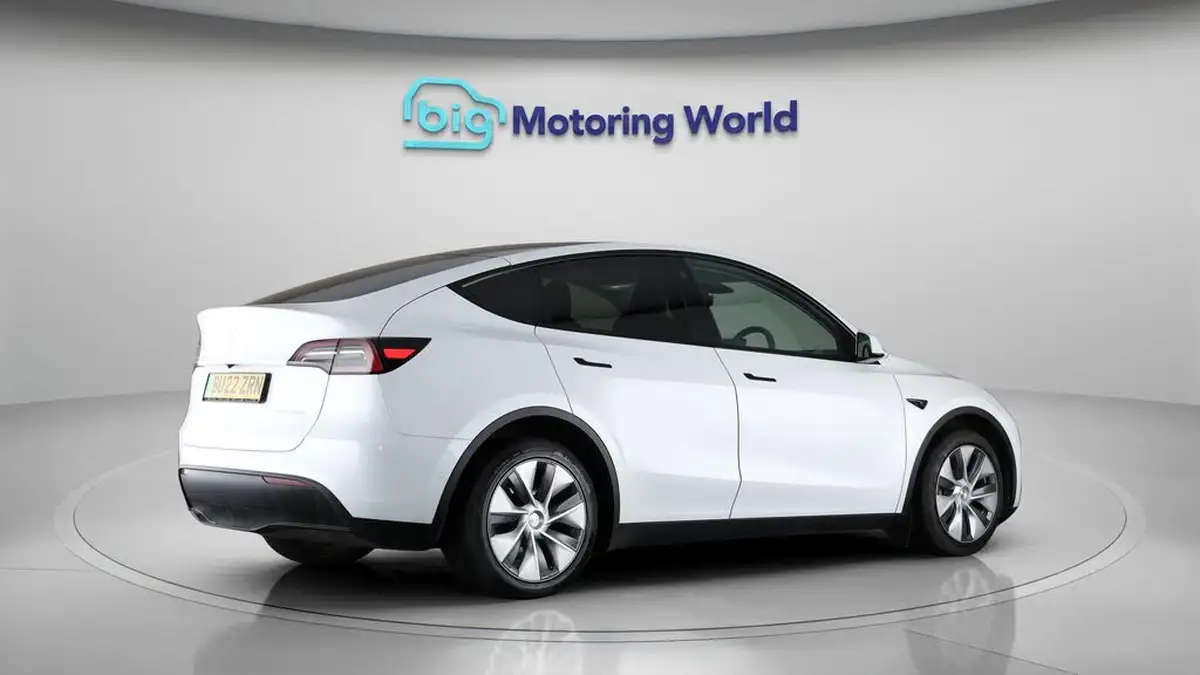 2022-tesla-model-y-e-long-range-big-6
