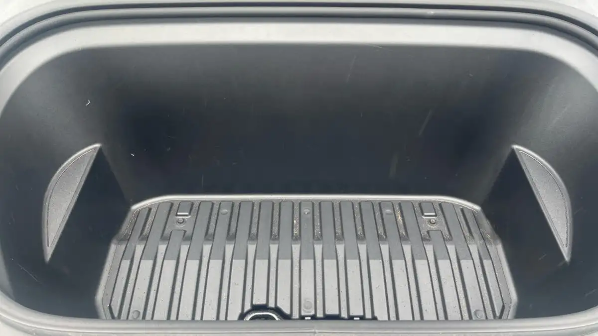 2022-tesla-model-y-e-long-range-big-15