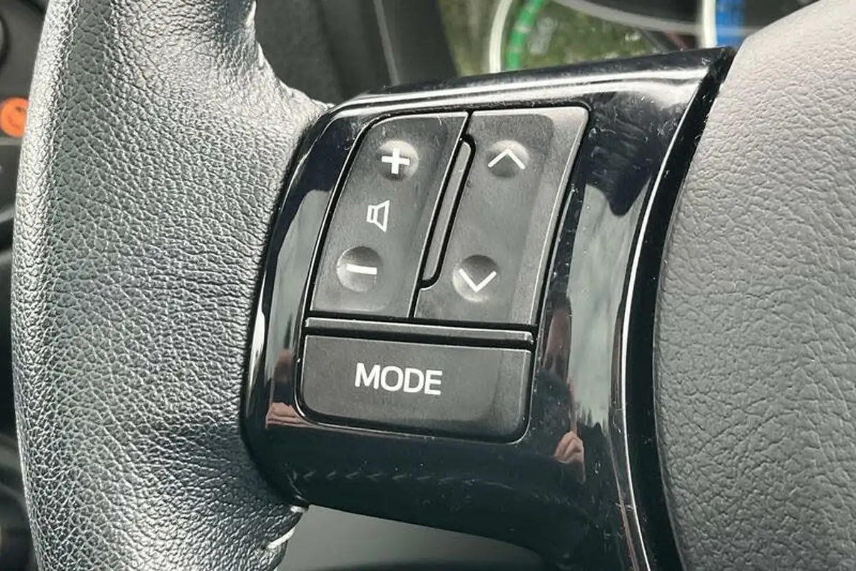 2016-toyota-yaris-15-vvt-i-orange-edition-hybrid-big-30