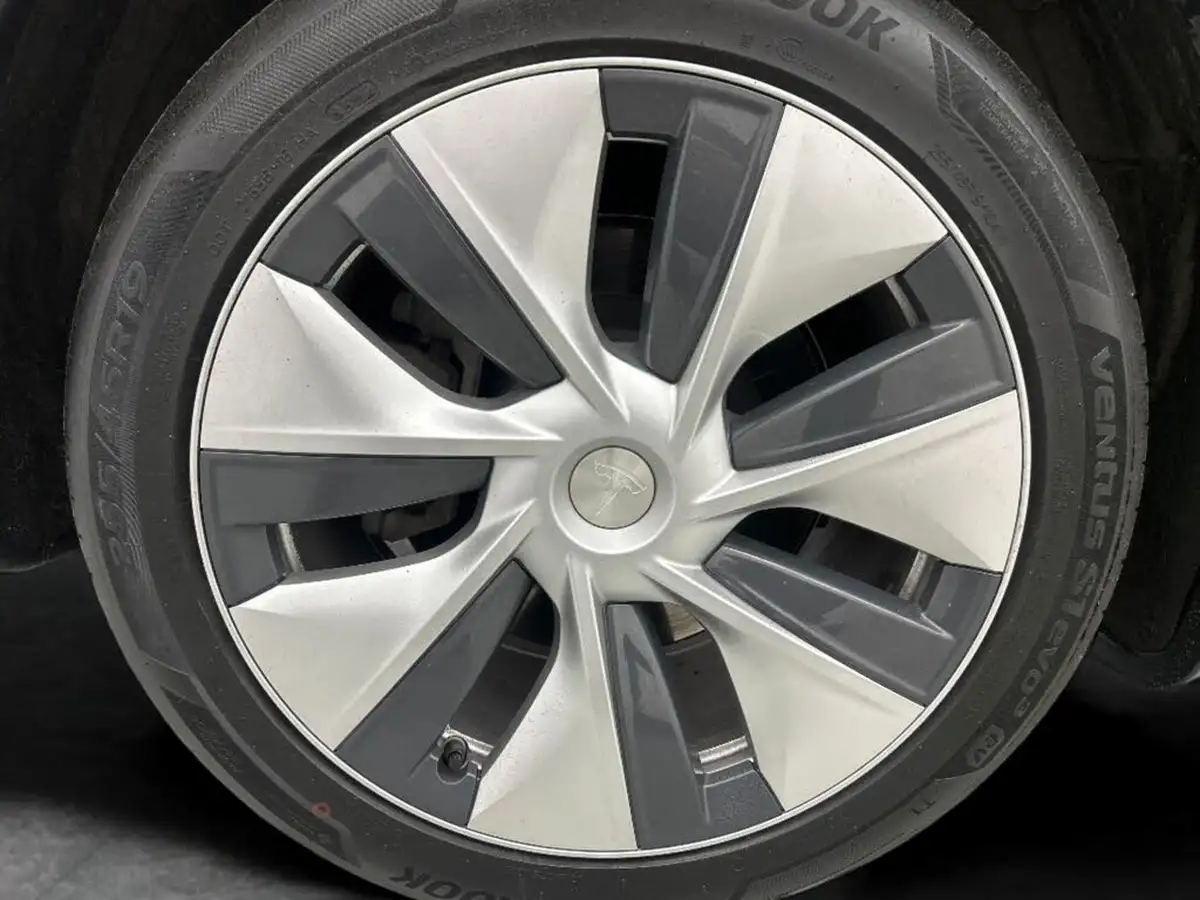 2022-tesla-model-y-e-long-range-big-13