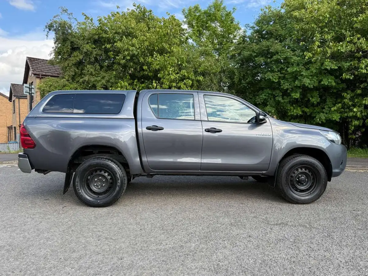 2016-toyota-hi-lux-24d-active-double-cab-pickup-big-11
