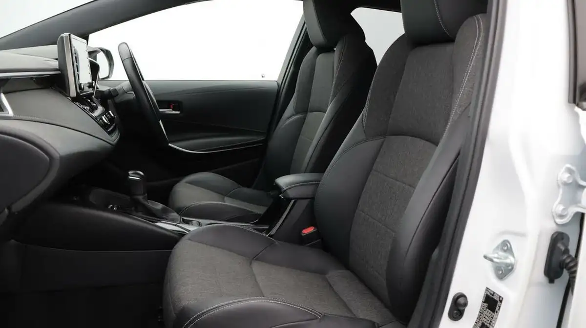 2021-toyota-corolla-18-vvt-i-design-trk-hatchback-5d-big-14