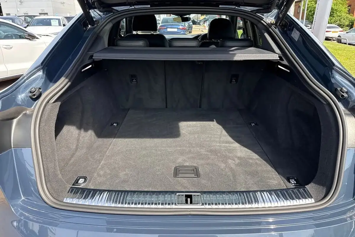 2023-audi-e-tron-55e-black-edition-sportback-big-6
