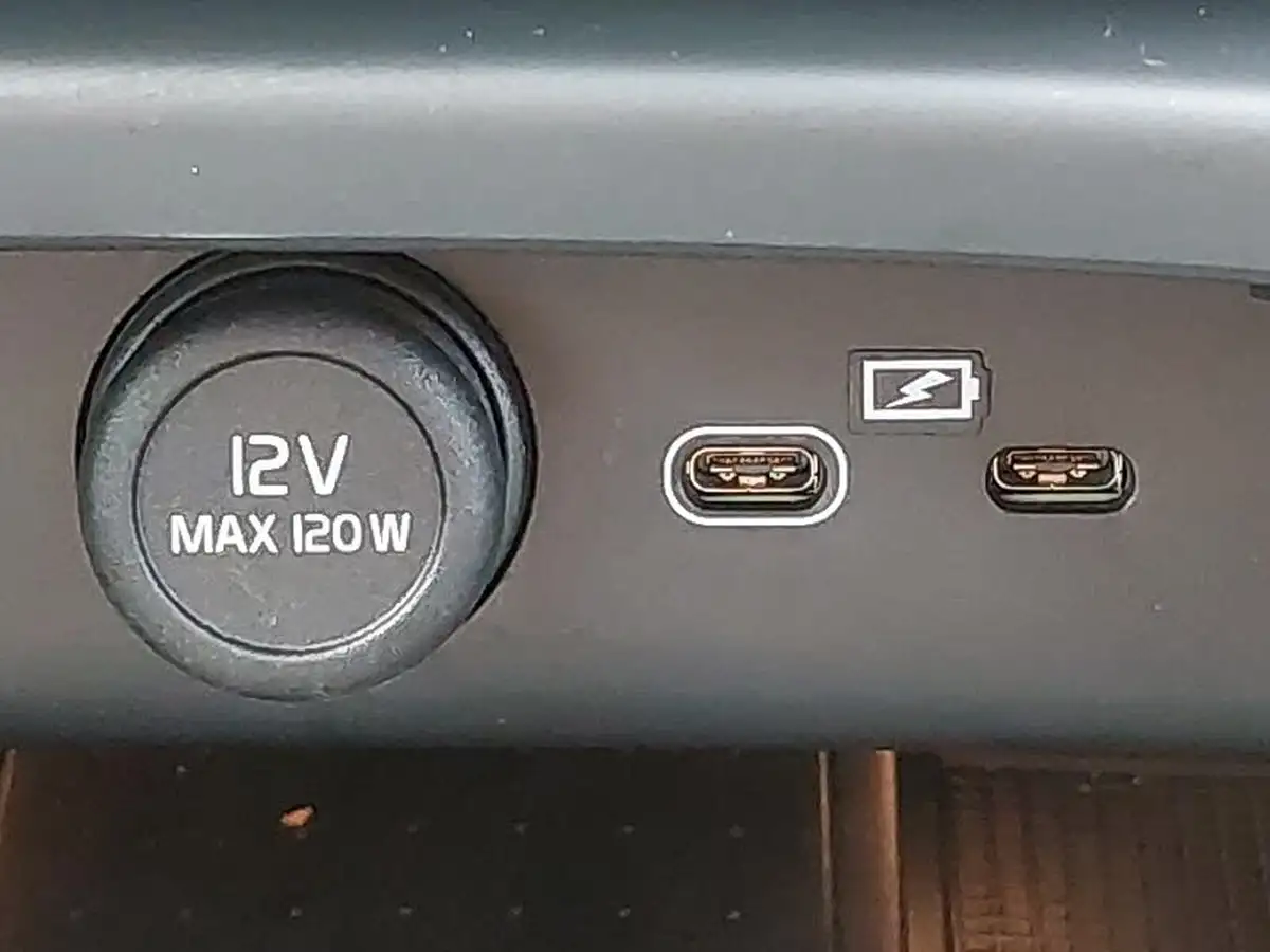 2024-volvo-xc40-20-b3-plus-big-16