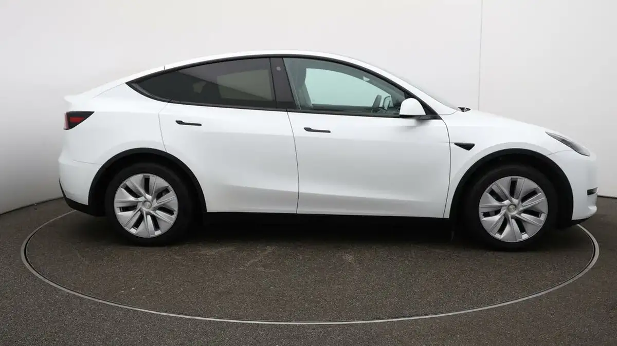 2023-tesla-model-y-e-rwd-big-53