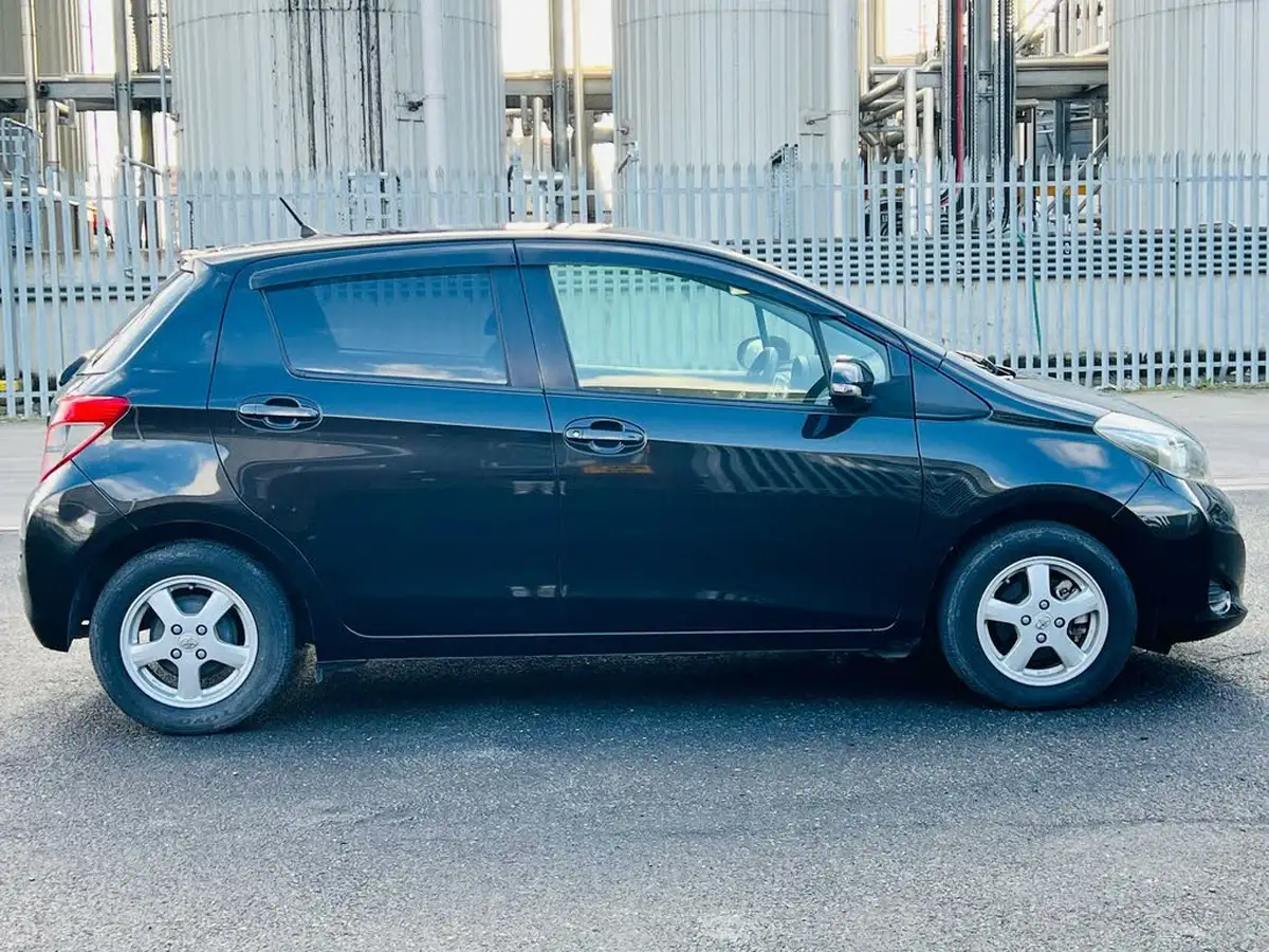 2013-toyota-yaris-133-tr-5d-m-drive-s-big-9