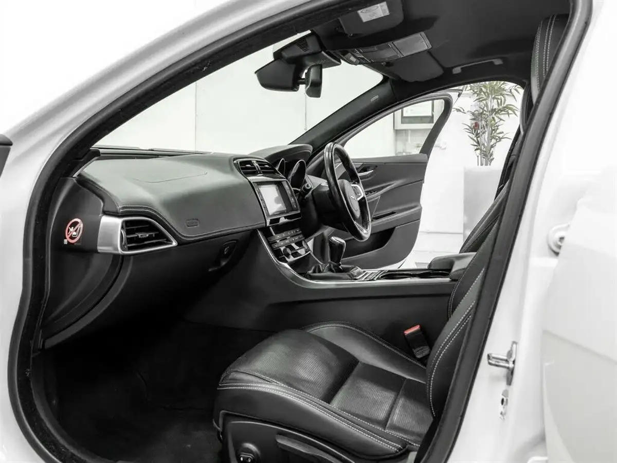 2017-jaguar-xe-20d-r-sport-180ps-1999cc-big-14