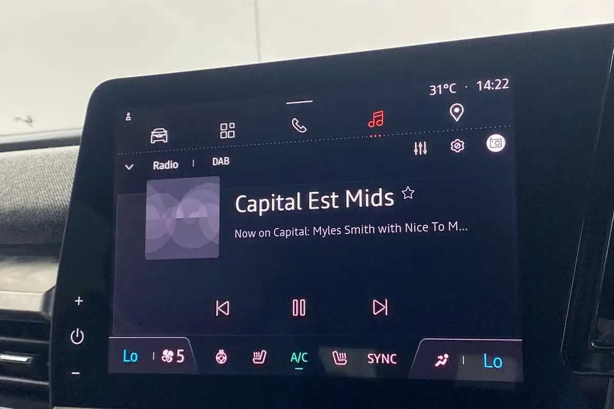 2023-renault-megane-e-tech-e-techno-big-19