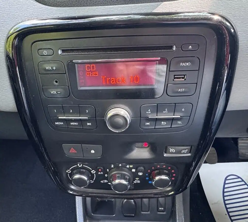 2015-dacia-duster-15d-laureate-107bhp-big-32