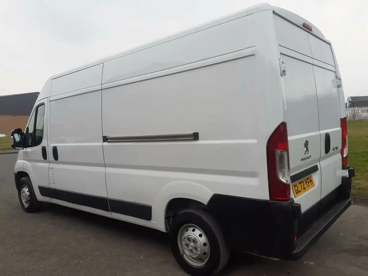 2022-peugeot-boxer-22-bluehdi-professional-premium-335-l3h2-panel-big-2