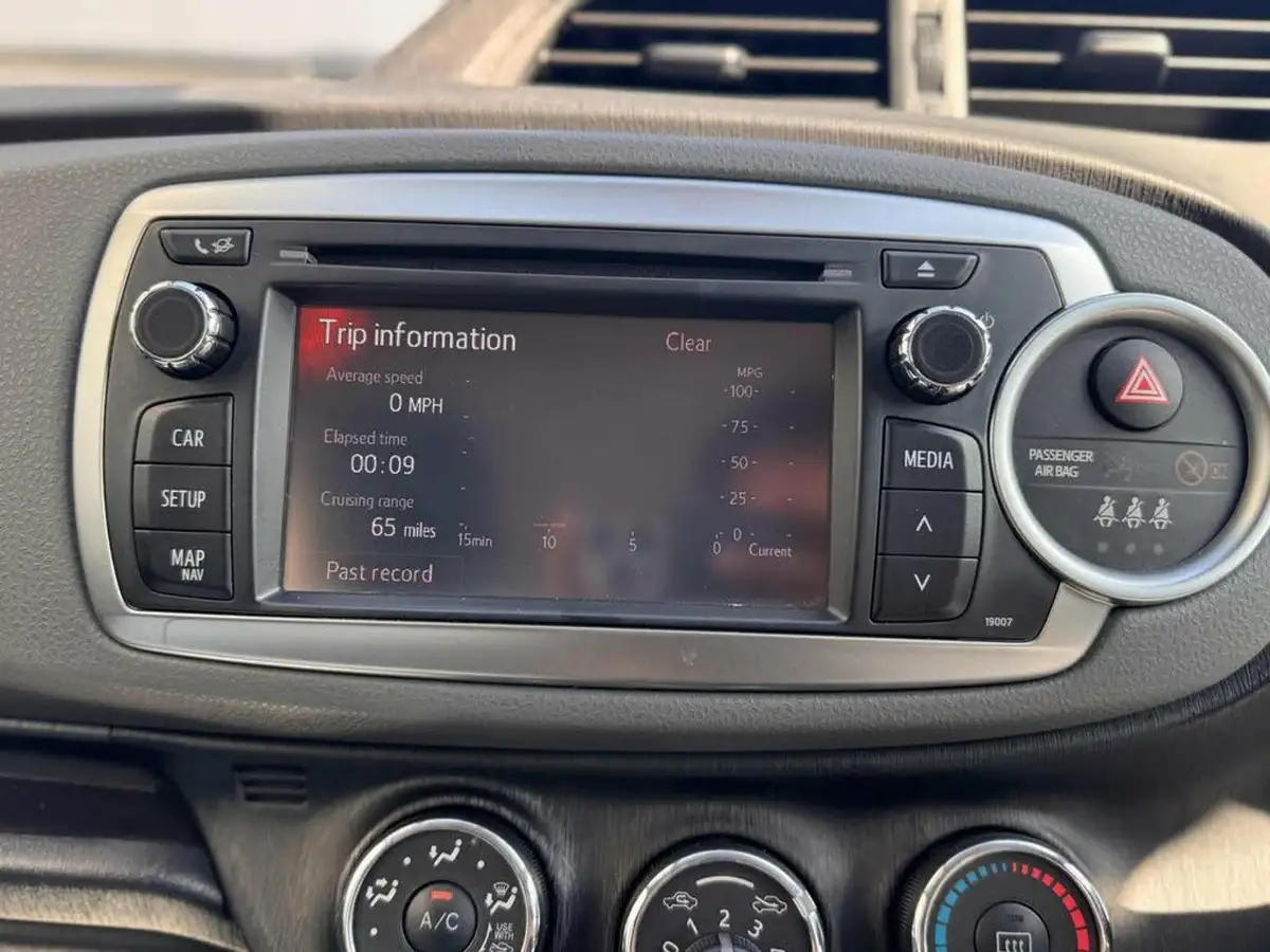 2013-toyota-yaris-133-tr-vvt-i-5d-big-37