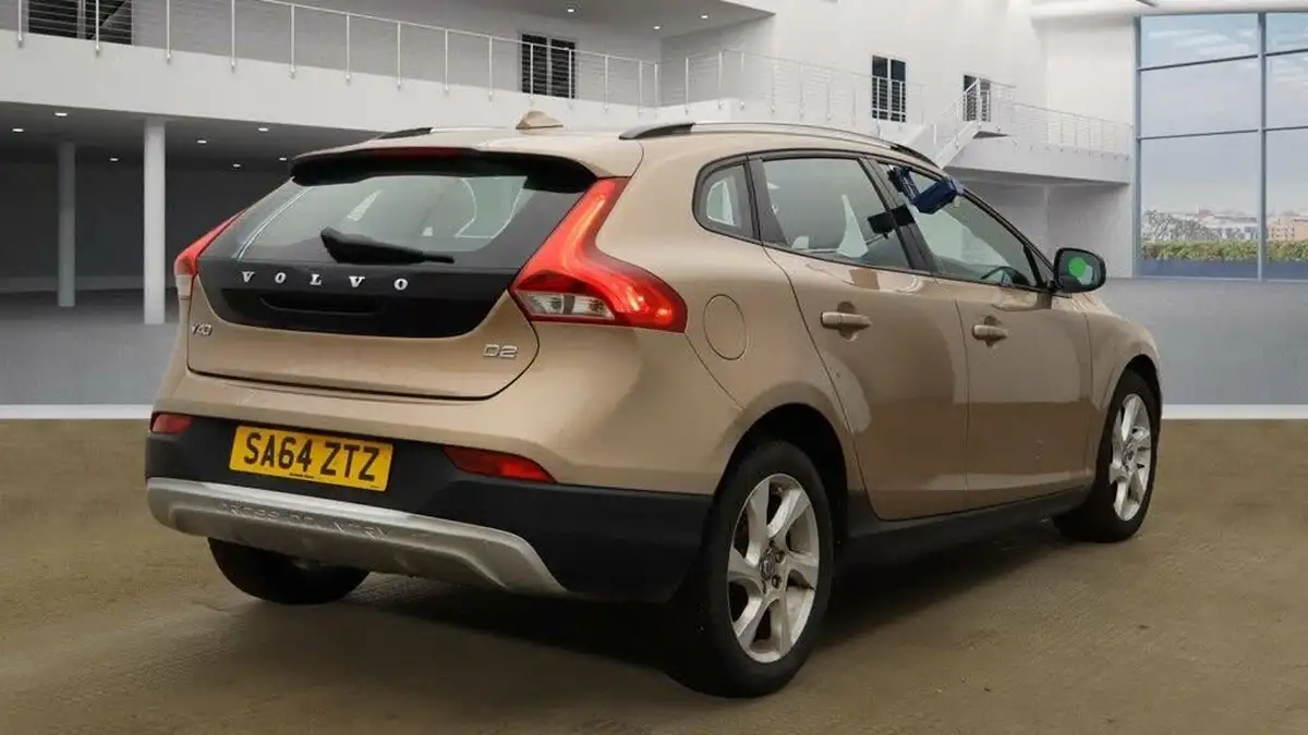 2014-volvo-v40-16td-d2-cross-country-lux-big-9