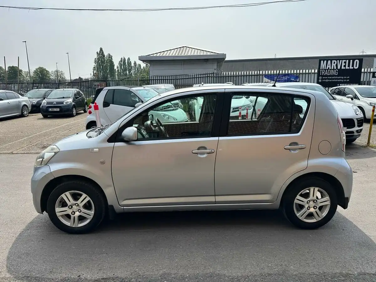 2009-daihatsu-sirion-13-se-big-19