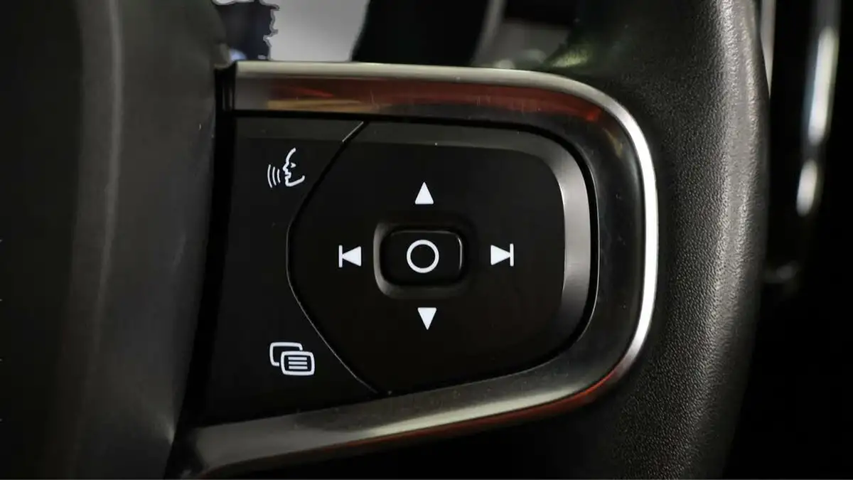 2020-volvo-xc40-20td-d3-momentum-geartronic-big-23