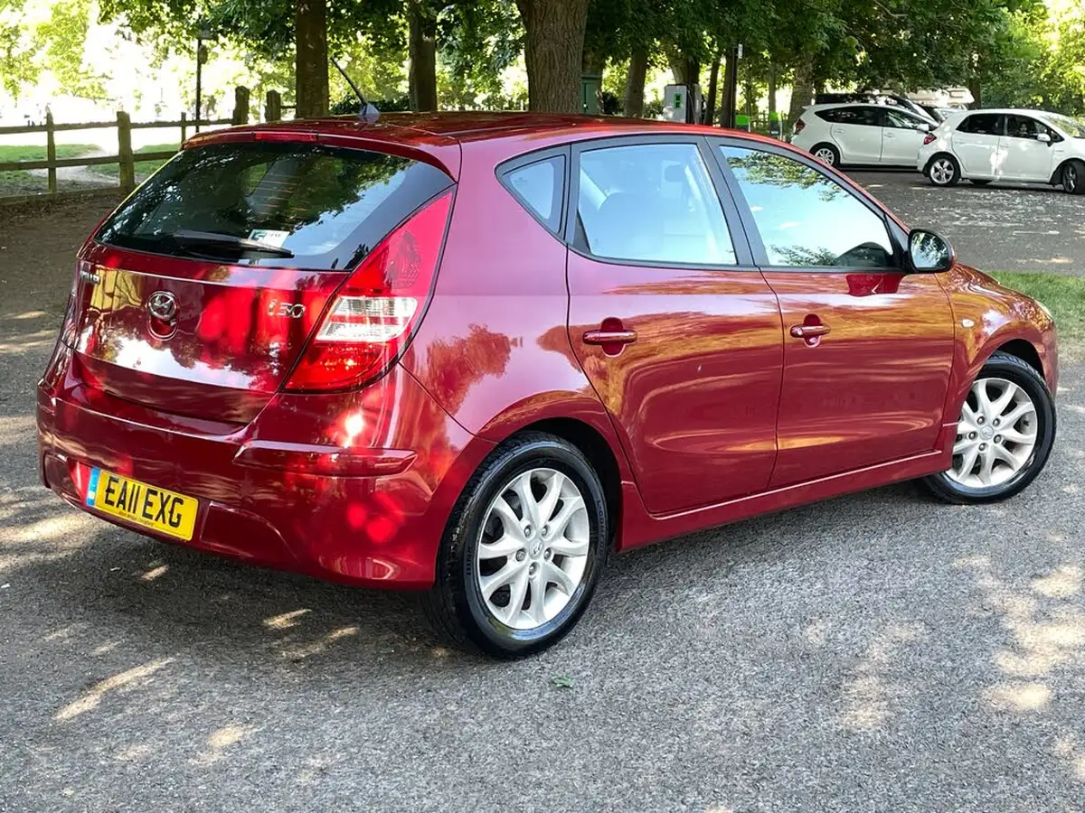 2011-hyundai-i30-14-comfort-109ps-isg-hatchback-big-1
