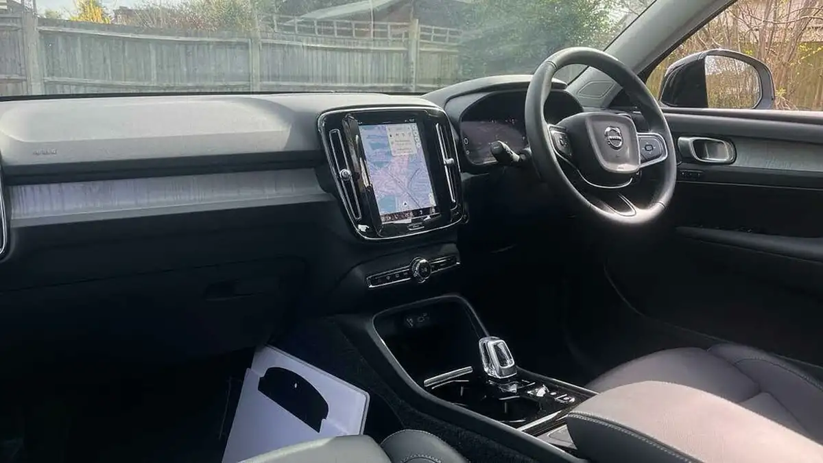 2024-volvo-xc40-20-b4-ultra-bright-big-3