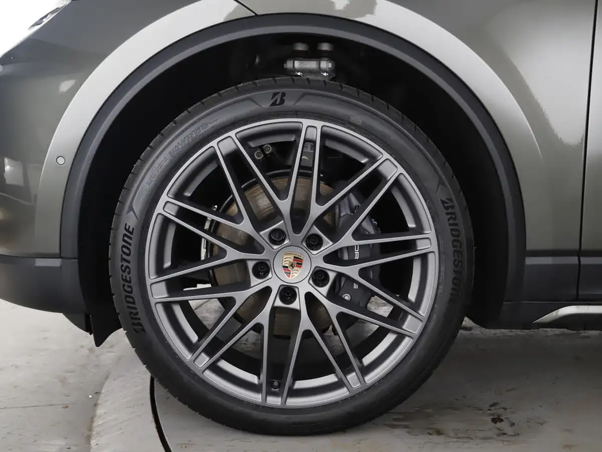 2025-porsche-macan-e-electric-big-3