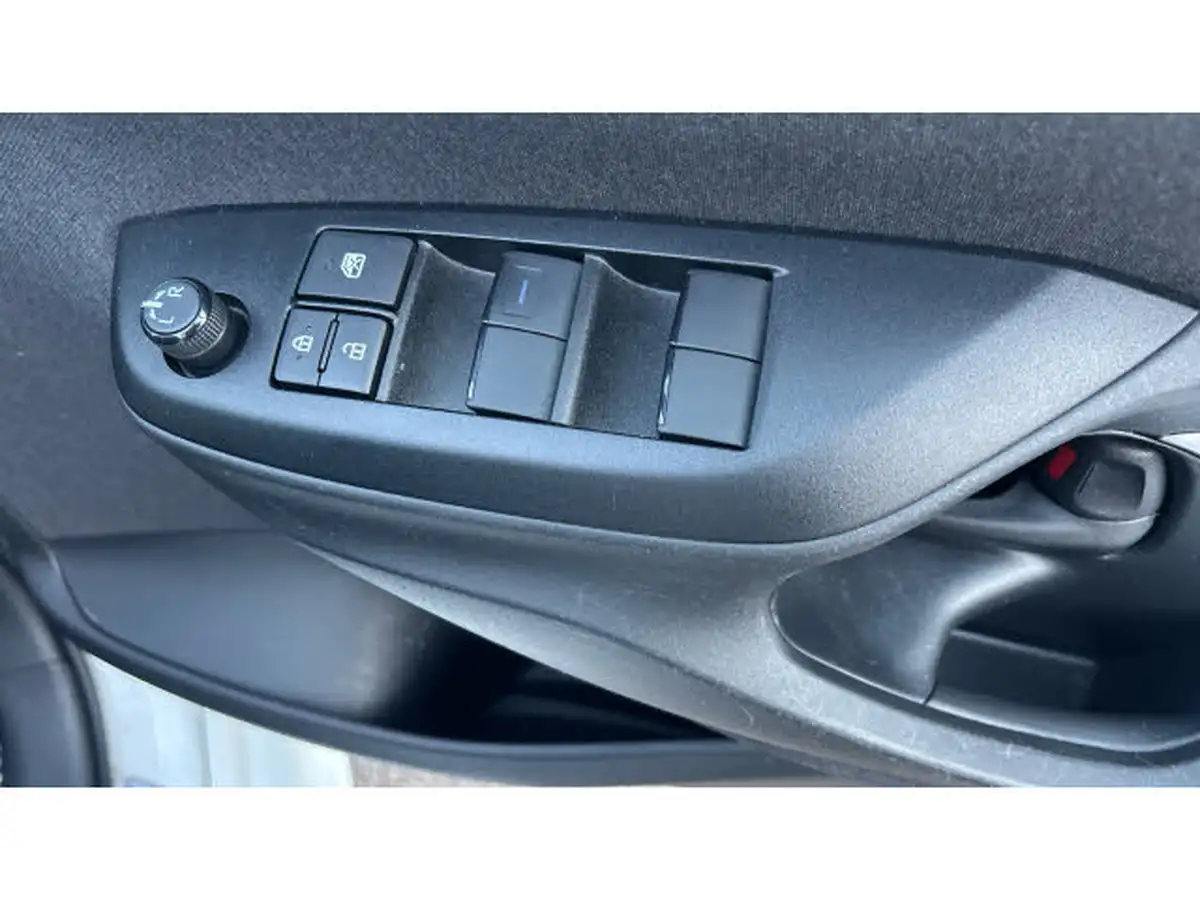 2022-toyota-yaris-15-vvt-i-design-big-30