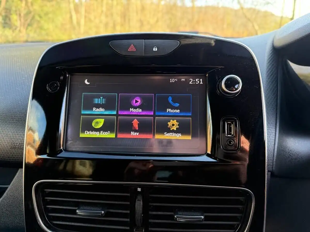 2017-renault-clio-15dci-dynamique-s-nav-90bhp-big-10