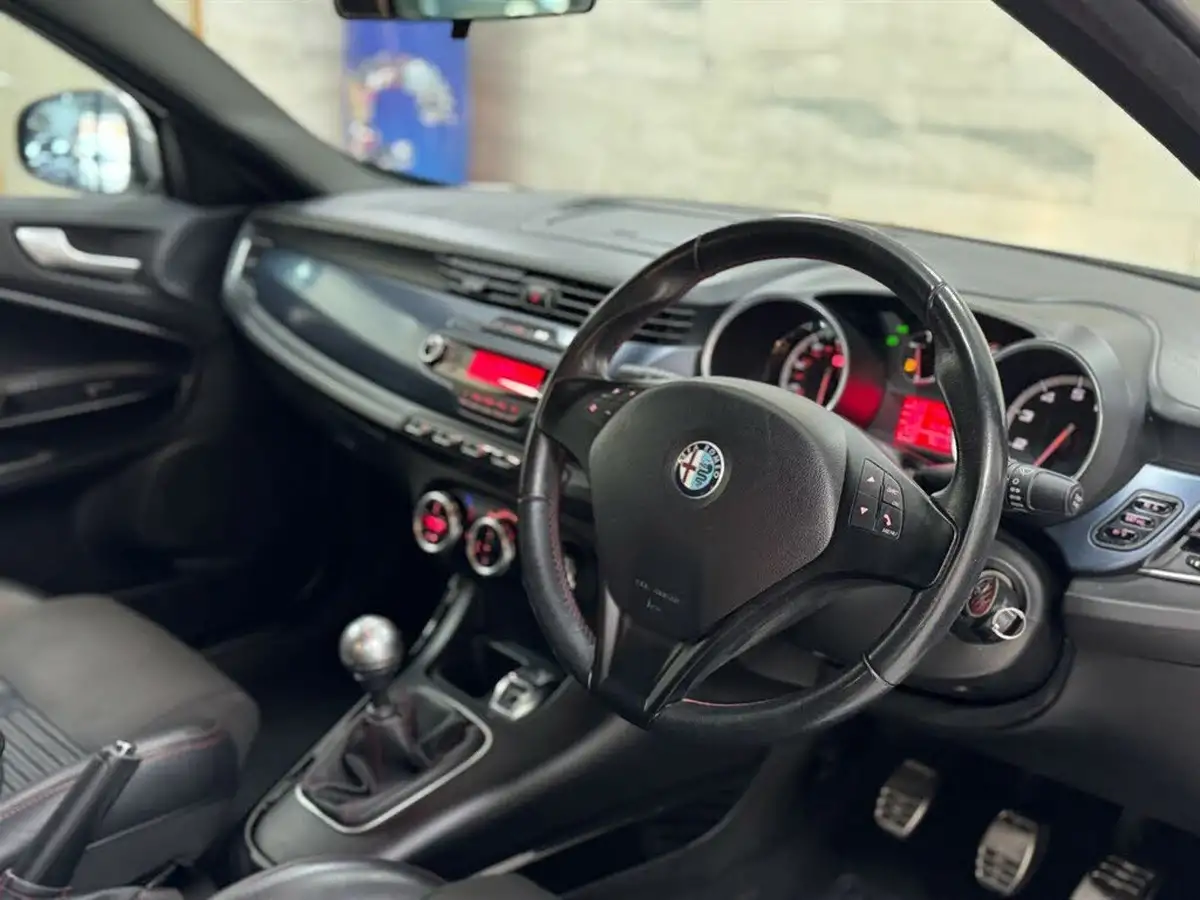 2011-alfa-romeo-giulietta-14-veloce-multiair-170bhp-big-47