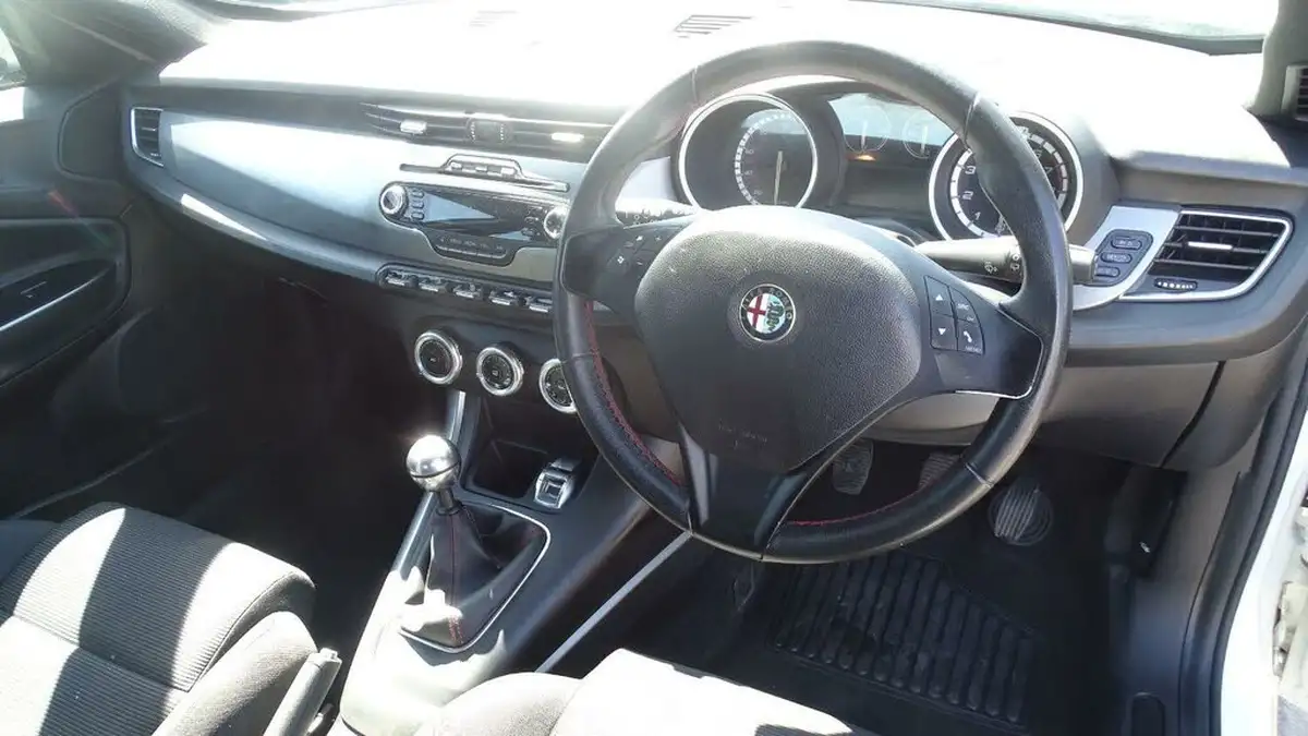 2013-alfa-romeo-giulietta-14-collezione-multiair-170bhp-big-23