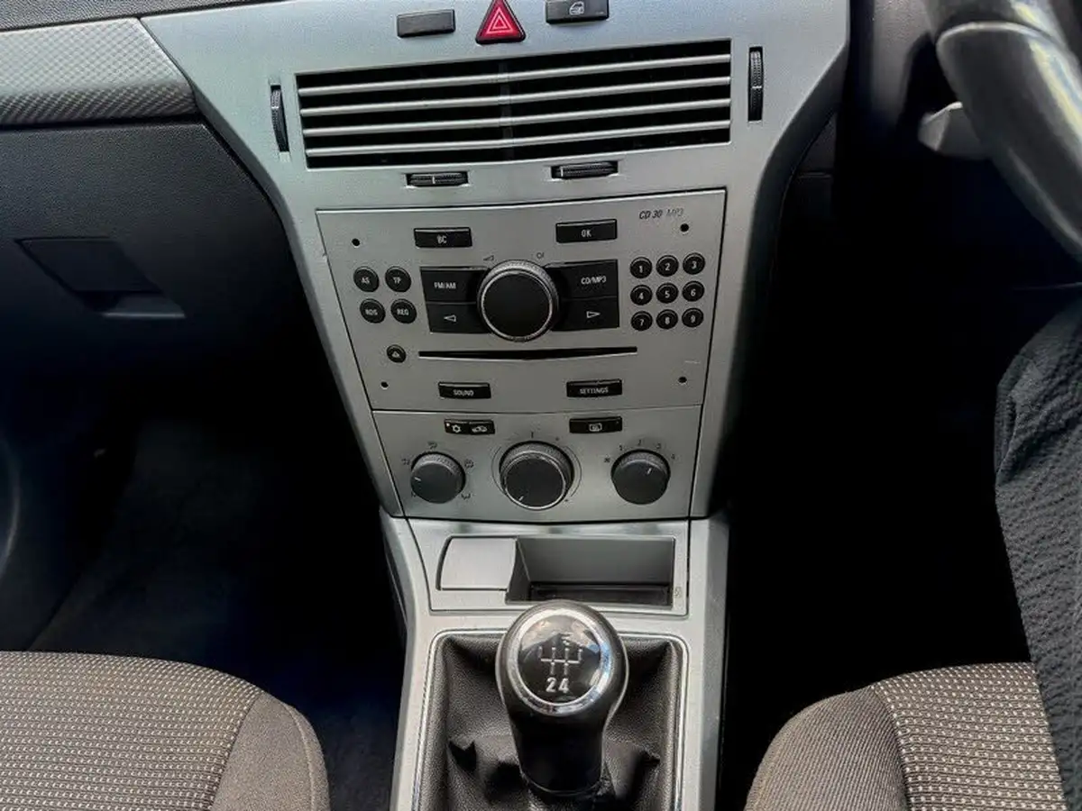 2011-vauxhall-astra-16-sri-16v-vvt-sport-hatch-3d-big-22