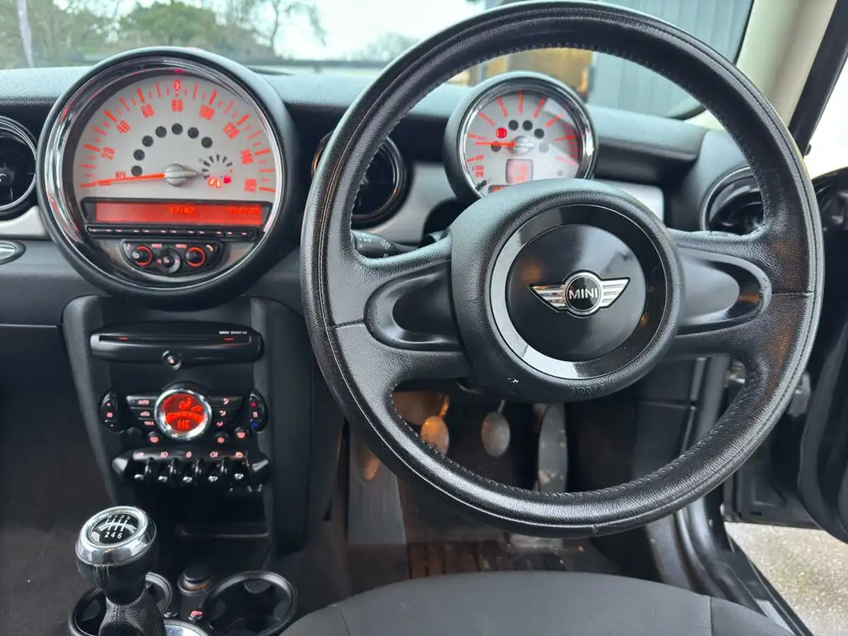 2011-mini-cooper-16-one-98bhp-hatchback-3d-big-27
