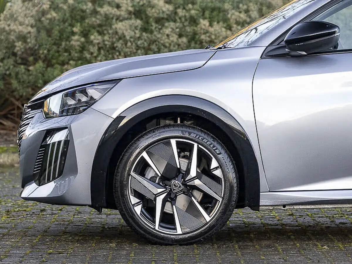 2024-peugeot-208-12-puretech-gt-100ps-big-18