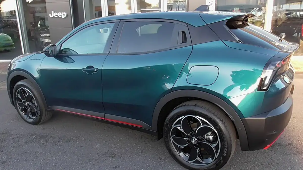 2024-alfa-romeo-junior-electric-e-speciale-big-1