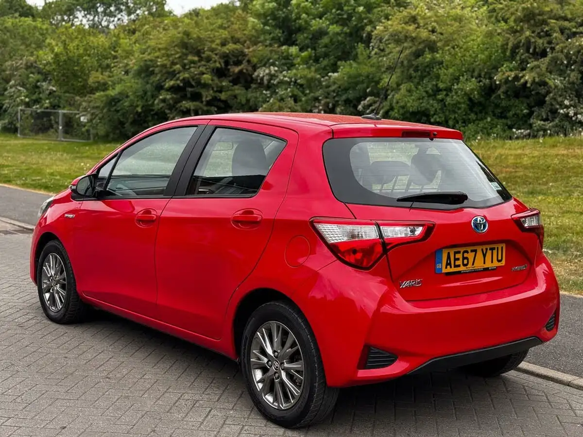 2017-toyota-yaris-15-vvt-i-icon-tech-98bhp-hybrid-1497cc-e-cvt-big-4