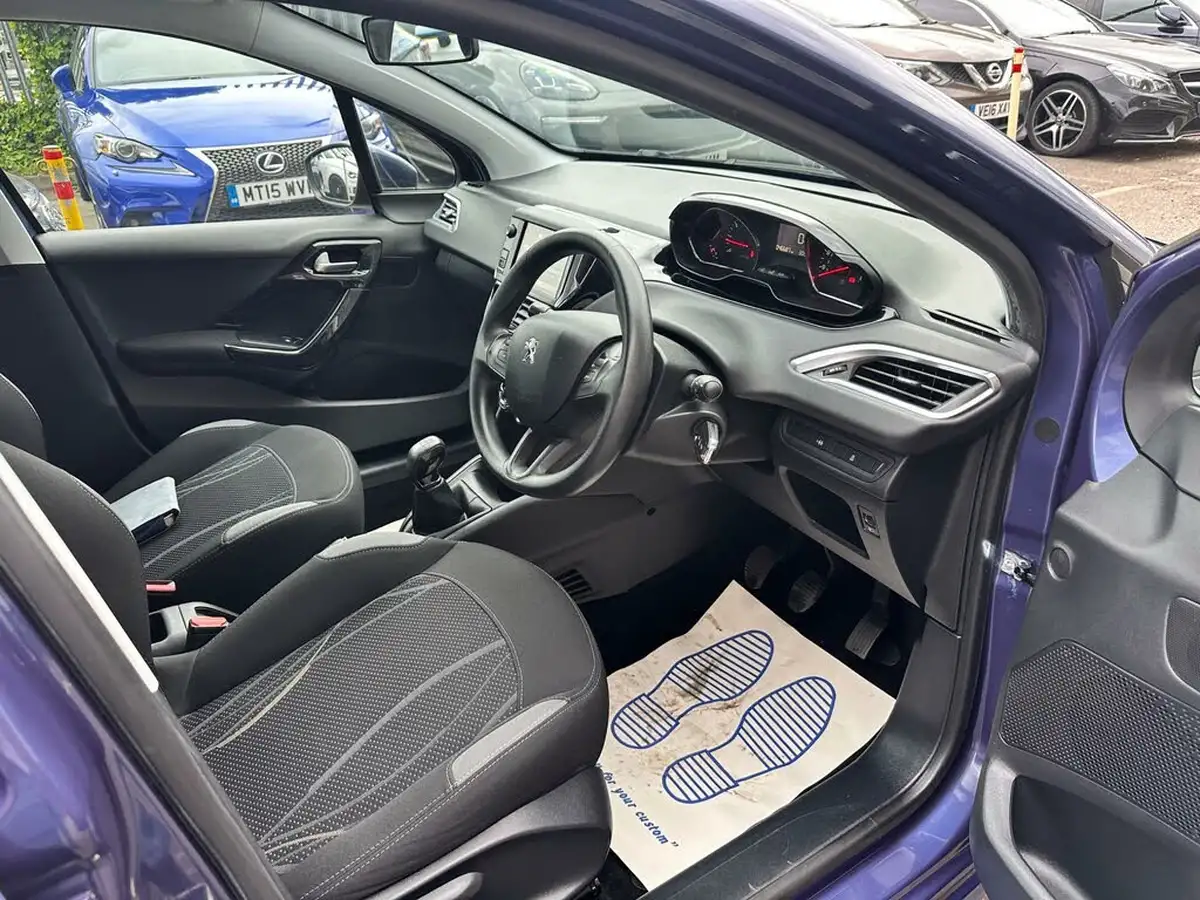2013-peugeot-208-12-active-5d-big-6
