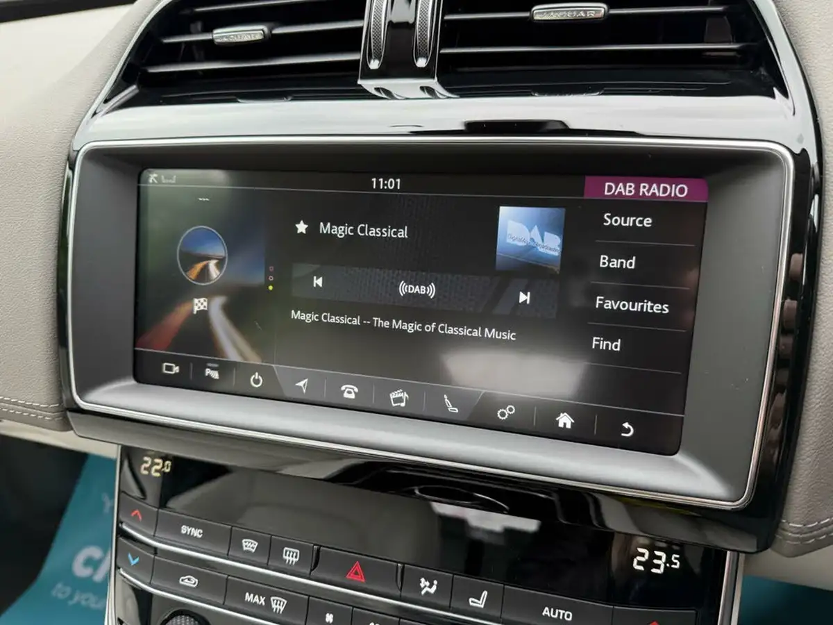 2019-jaguar-xe-20i-portfolio-200ps-big-31