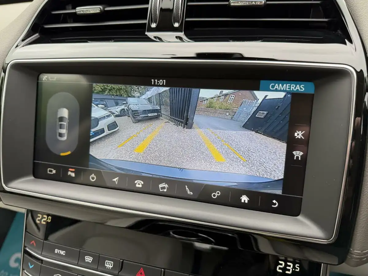2019-jaguar-xe-20i-portfolio-200ps-big-3