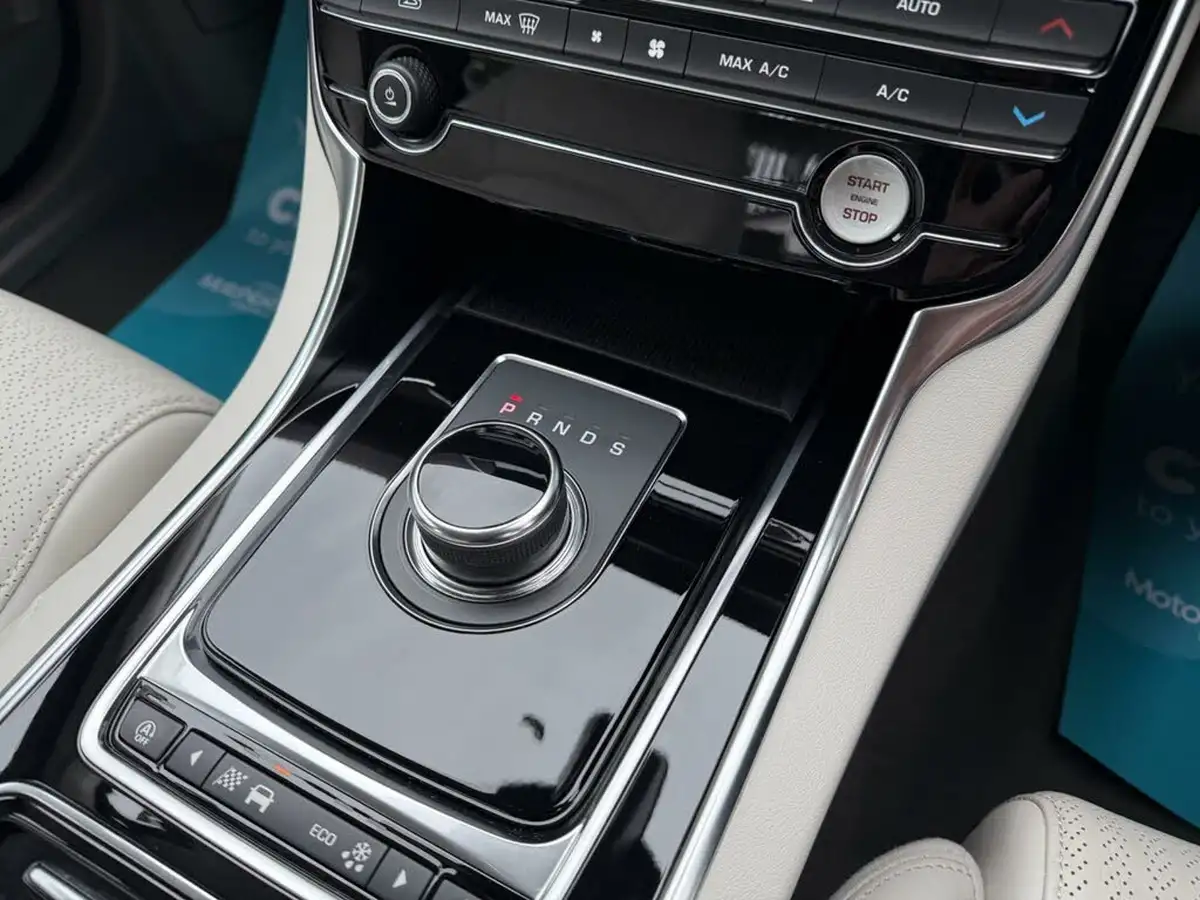 2019-jaguar-xe-20i-portfolio-200ps-big-7
