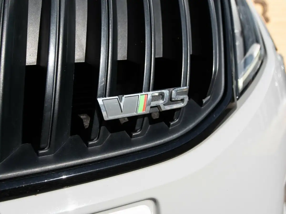 2019-skoda-octavia-20-tsi-vrs-estate-big-10