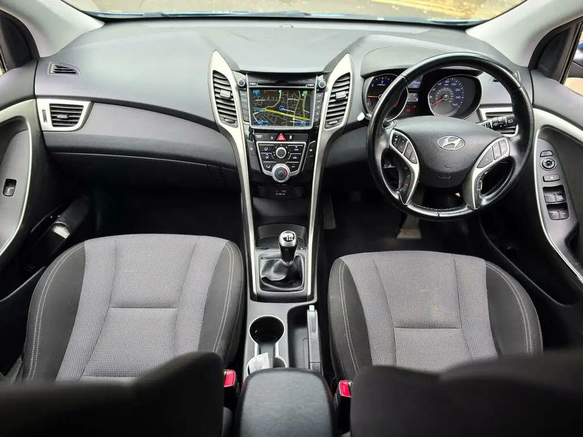 2016-hyundai-i30-16crdi-se-nav-110ps-tourer-big-16