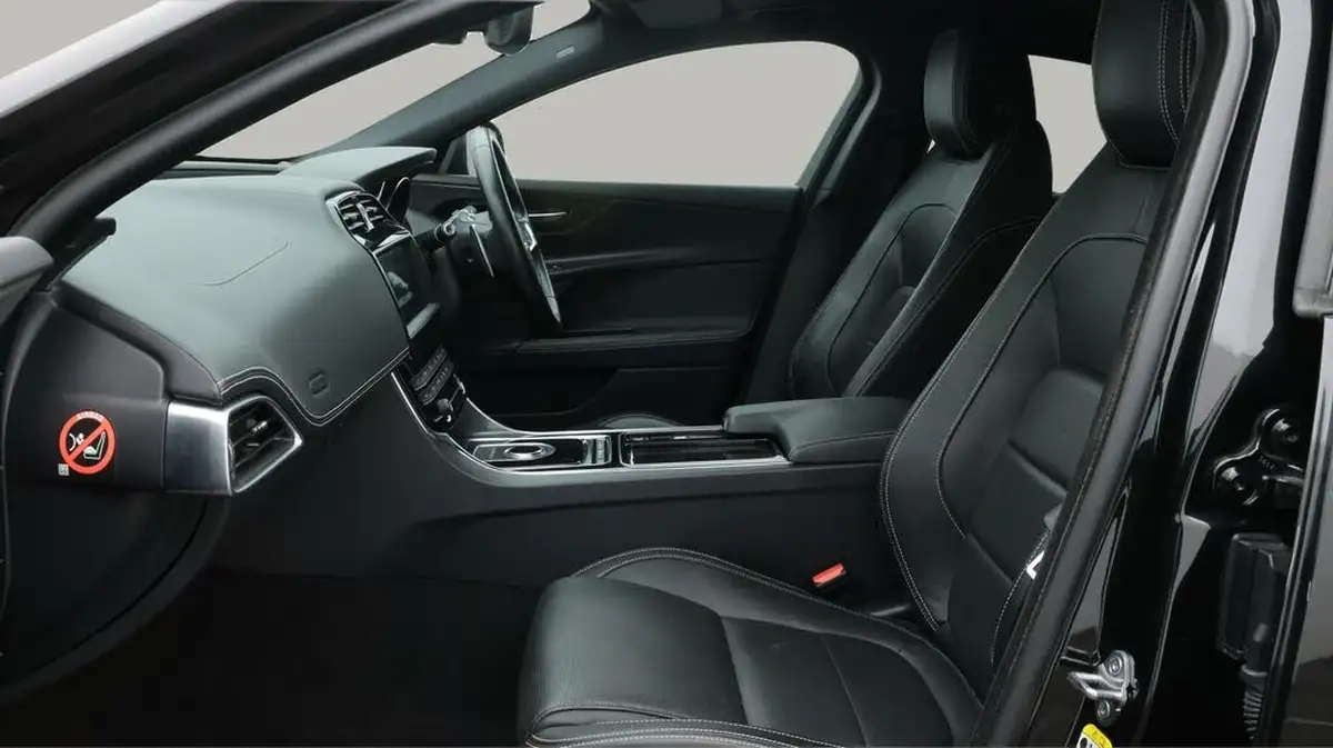 2019-jaguar-xe-20i-landmark-200ps-big-14