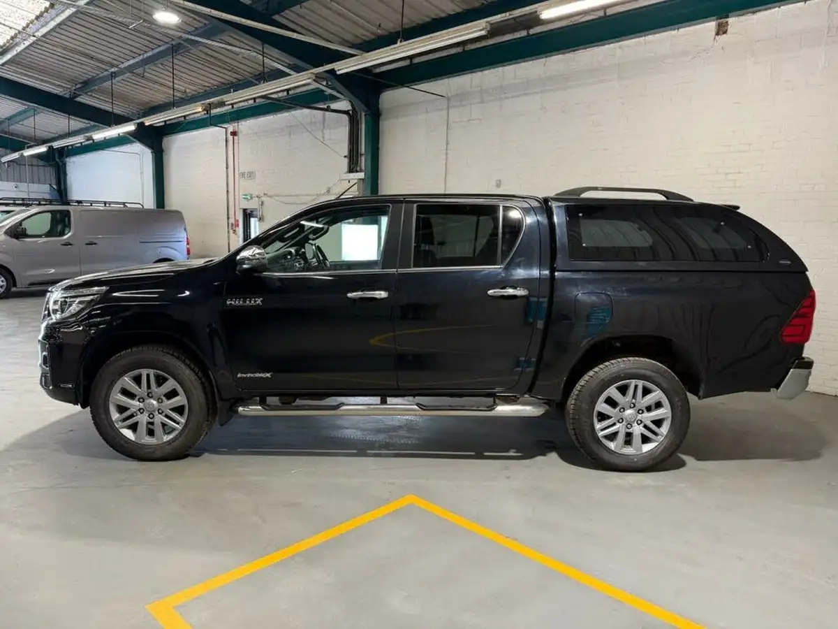 2018-toyota-hi-lux-24d-4d-invincible-at35-32t-auto-big-12