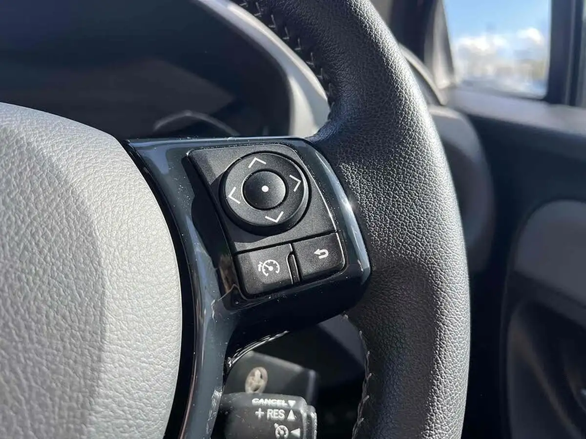 2019-toyota-yaris-15-vvt-i-icon-tech-111bhp-1496cc-big-40