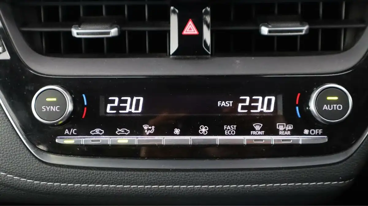 2023-toyota-corolla-18-vvt-i-icon-138bhp-hatchback-5d-big-12