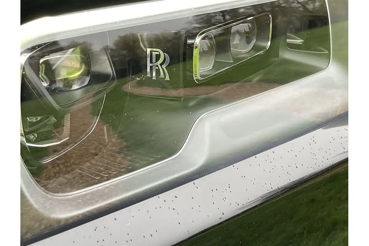 2023-rolls-royce-cullinan-675-black-badge-big-16
