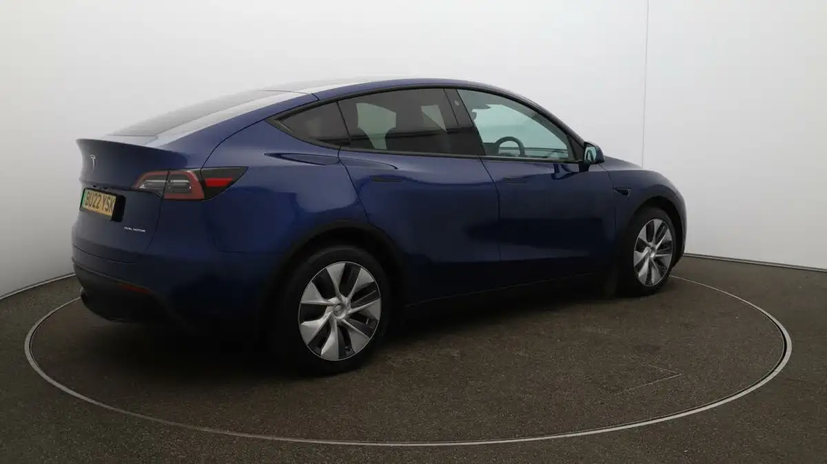2022-tesla-model-y-e-long-range-big-51